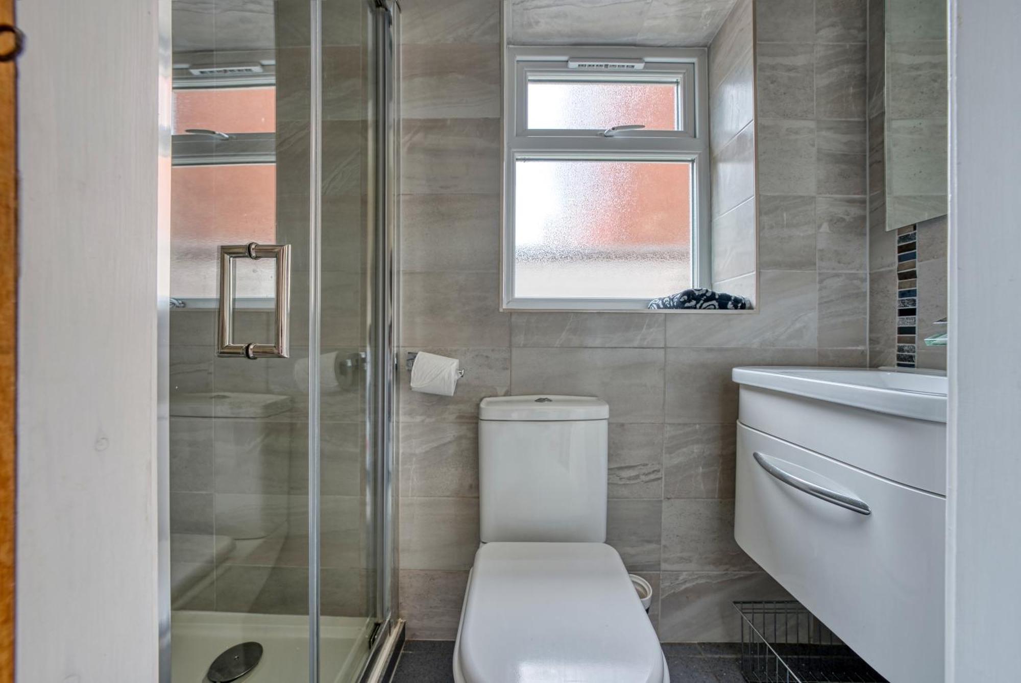 4 Bedroom, 6 Beds, 3 Bathrooms, Near Nec & Birmingham Airport, Business, Contractor And Family Friendly, Free Wi-Fi, Free Parking 考文垂 外观 照片